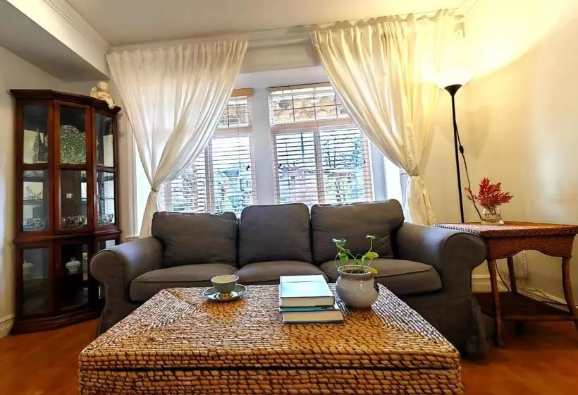 تختخواب و صبحانه 20% Off New Listing! Vintage Duplex Art Retreat
