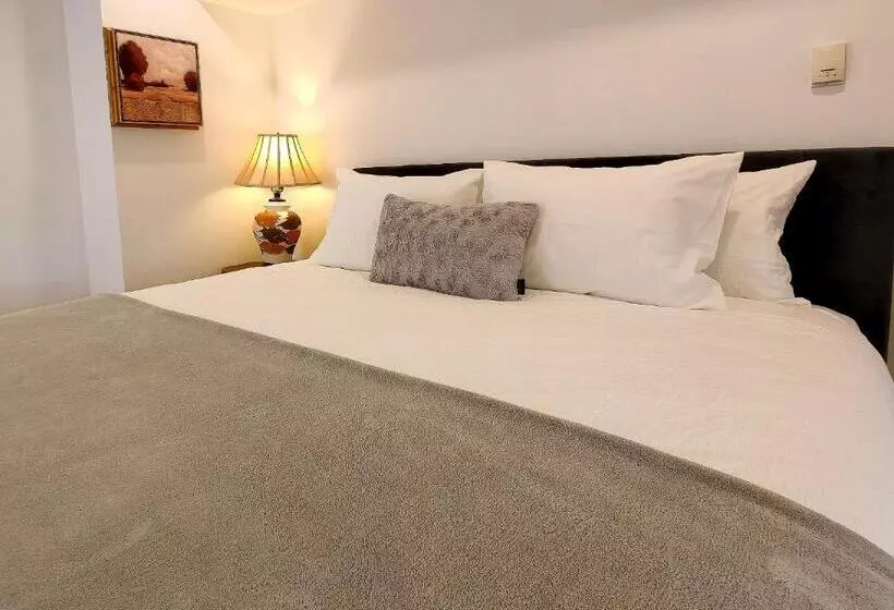 تختخواب و صبحانه 20% Off New Listing! Vintage Duplex Art Retreat