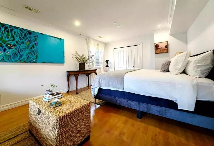 تختخواب و صبحانه 20% Off New Listing! Vintage Duplex Art Retreat