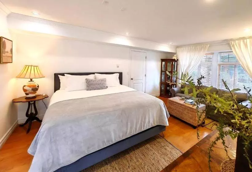 تختخواب و صبحانه 20% Off New Listing! Vintage Duplex Art Retreat