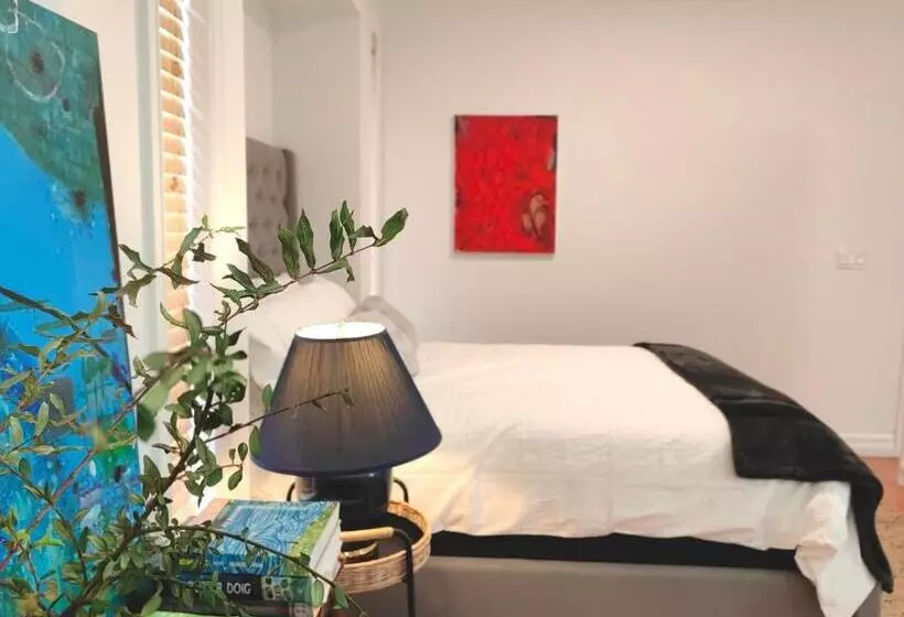 تختخواب و صبحانه 20% Off New Listing! Vintage Duplex Art Retreat