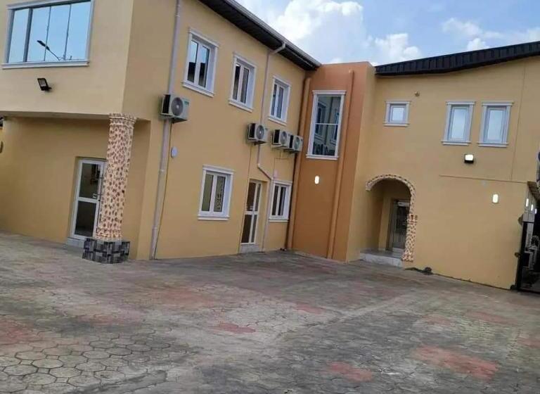 هتل B&y Royal Bar & Lounge Adigbe Road Abeokuta Near Adigbe Police Station After Panseke