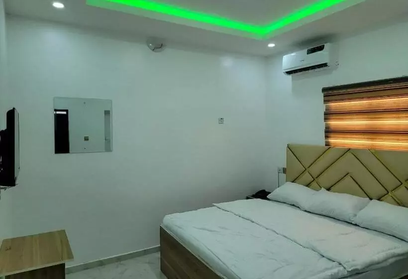 هتل B&y Royal Bar & Lounge Adigbe Road Abeokuta Near Adigbe Police Station After Panseke