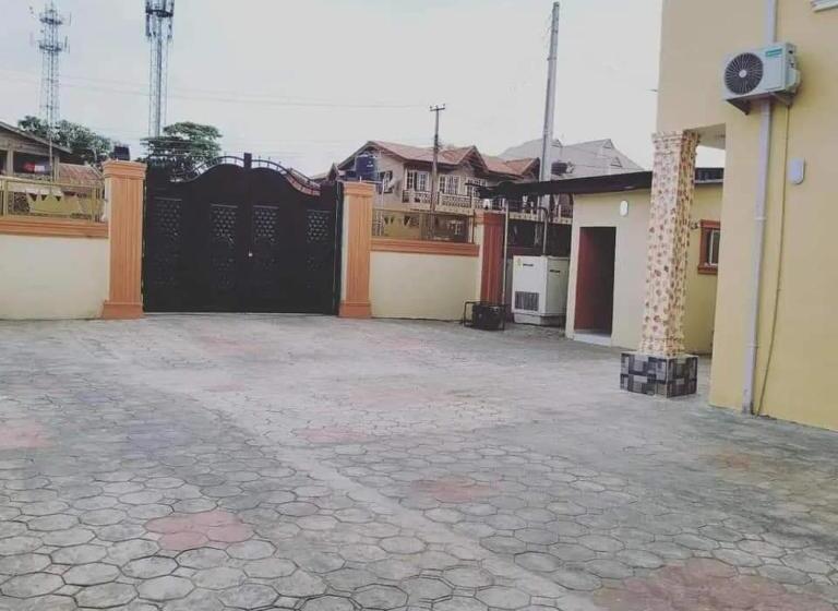 هتل B&y Royal Bar & Lounge Adigbe Road Abeokuta Near Adigbe Police Station After Panseke