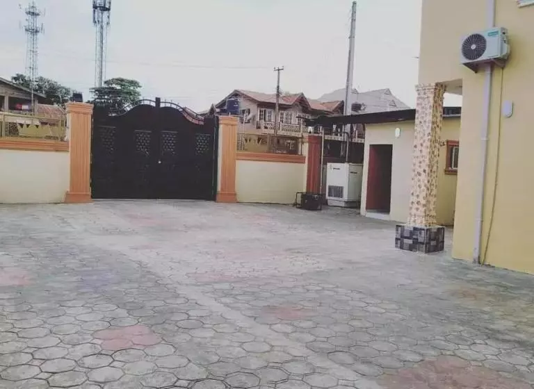 هتل B&y Royal Bar & Lounge Adigbe Road Abeokuta Near Adigbe Police Station After Panseke