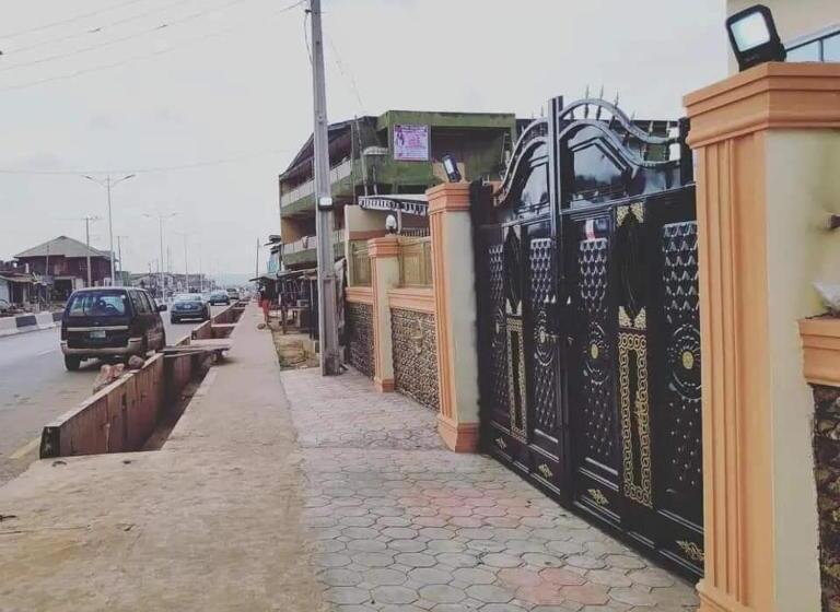 هتل B&y Royal Bar & Lounge Adigbe Road Abeokuta Near Adigbe Police Station After Panseke