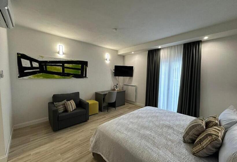 هتل Evergreen Laguna Vain Lezhe