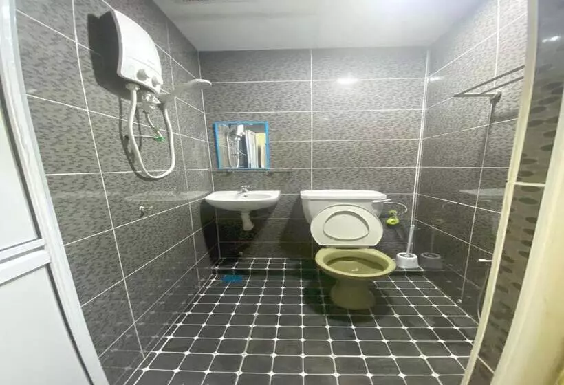 Hotelli Oyo Home 90904 Ray Yan Guesthouse