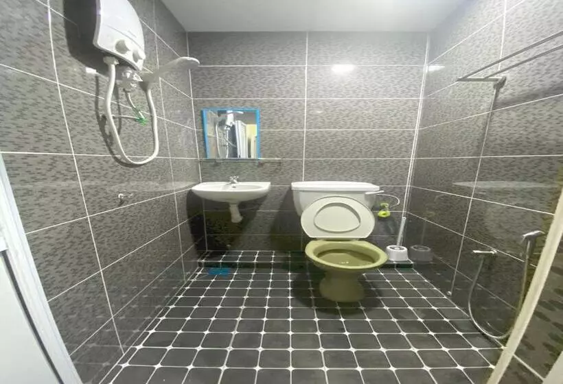 Hotelli Oyo Home 90904 Ray Yan Guesthouse