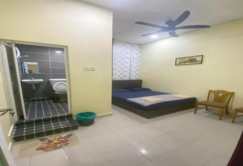 Hotelli Oyo Home 90904 Ray Yan Guesthouse