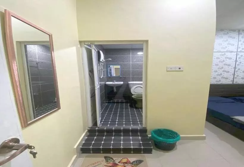 Hotelli Oyo Home 90904 Ray Yan Guesthouse