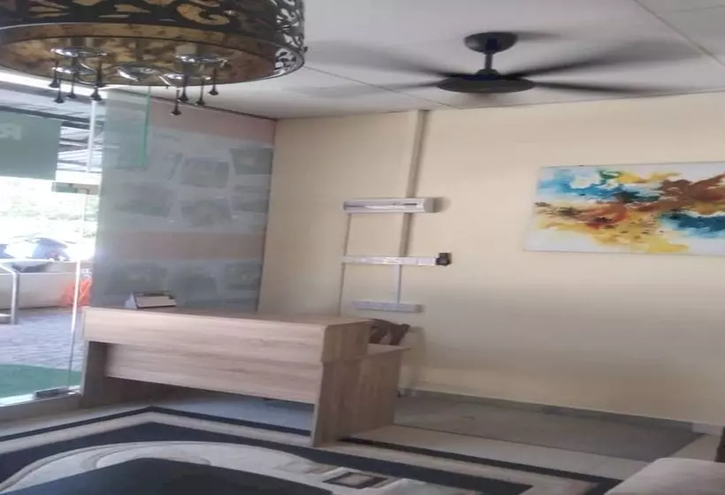 Hotelli Oyo Home 90904 Ray Yan Guesthouse