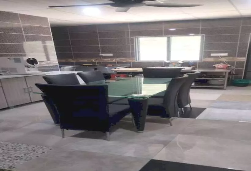 Hotelli Oyo Home 90904 Ray Yan Guesthouse