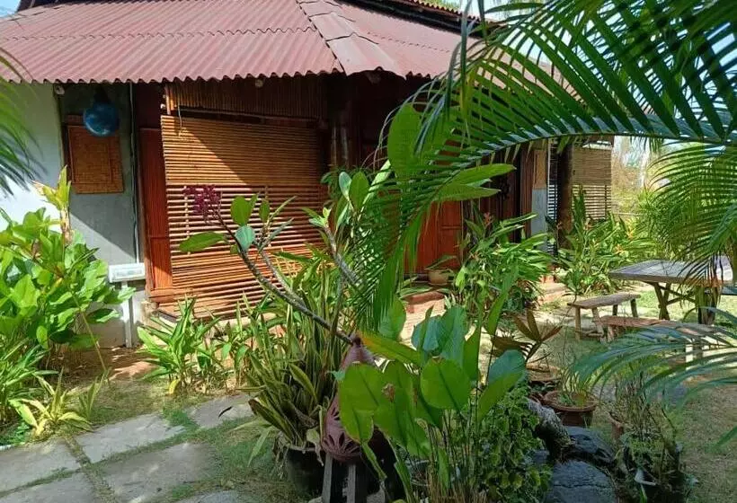 モーテル Cahaya Wooden Studio