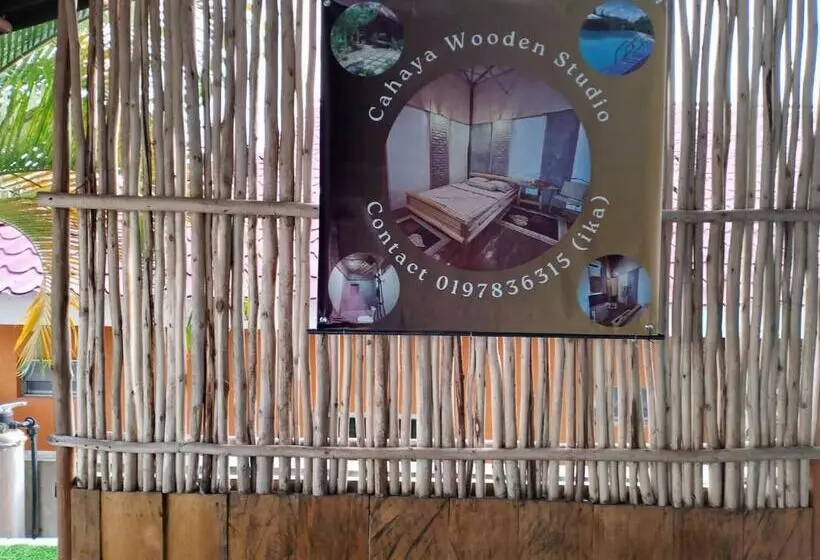 モーテル Cahaya Wooden Studio