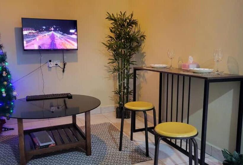 펜션 The Backyard Cottage 168