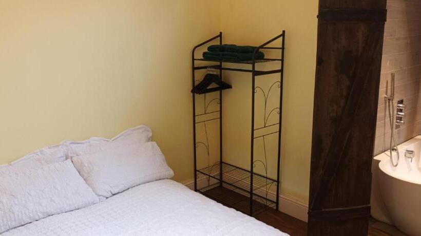 פנסיון Room With Luxury Private Bathroom & Independent Entrance, Near Tube