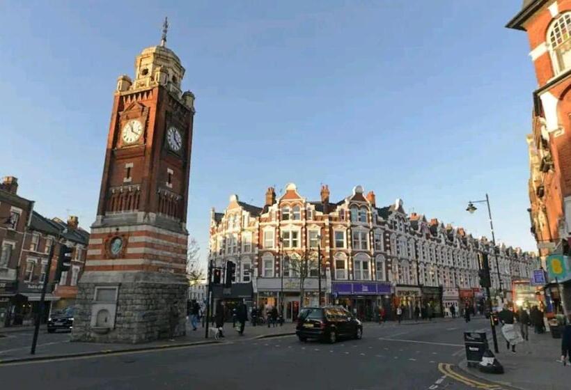 פנסיון Room With Luxury Private Bathroom & Independent Entrance, Near Tube