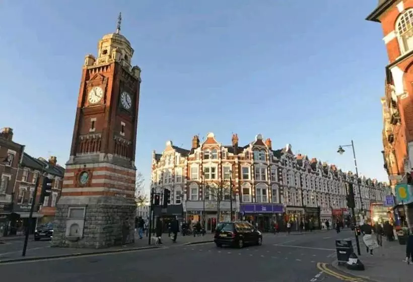 Majatalo Room With Luxury Private Bathroom & Independent Entrance, Near Tube