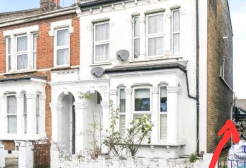 פנסיון Room With Luxury Private Bathroom & Independent Entrance, Near Tube