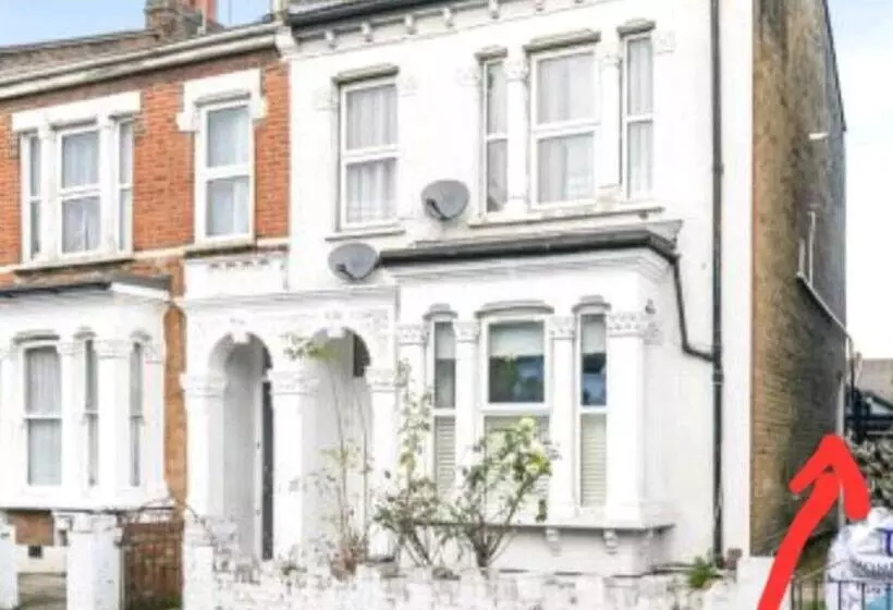 Majatalo Room With Luxury Private Bathroom & Independent Entrance, Near Tube