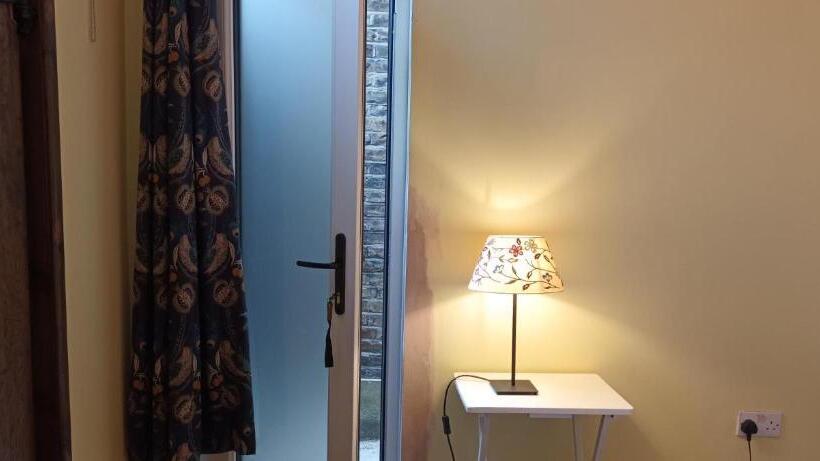 פנסיון Room With Luxury Private Bathroom & Independent Entrance, Near Tube