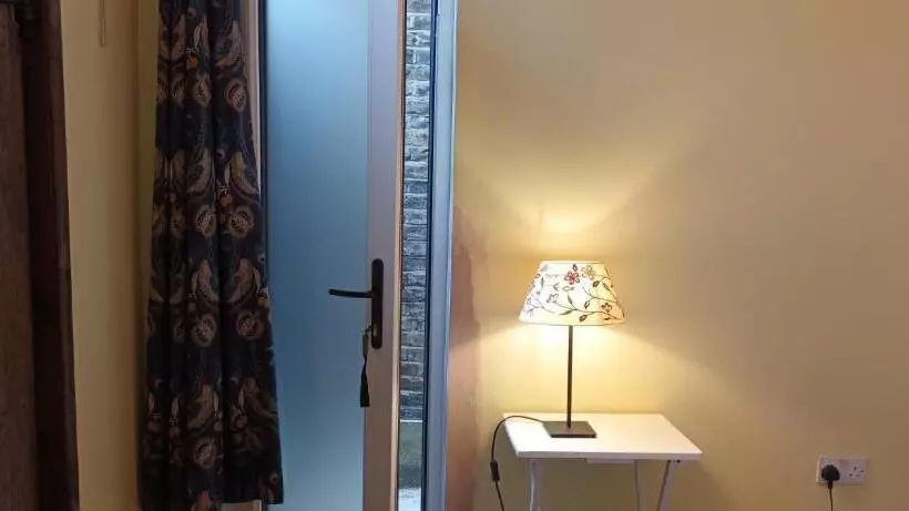 Majatalo Room With Luxury Private Bathroom & Independent Entrance, Near Tube