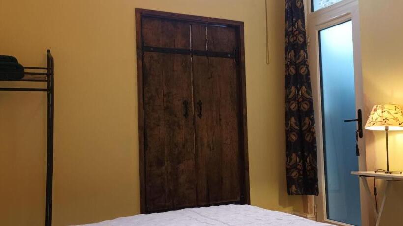 פנסיון Room With Luxury Private Bathroom & Independent Entrance, Near Tube