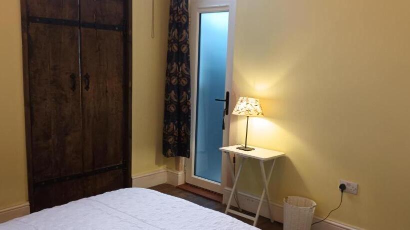 פנסיון Room With Luxury Private Bathroom & Independent Entrance, Near Tube