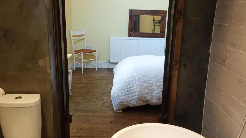 פנסיון Room With Luxury Private Bathroom & Independent Entrance, Near Tube