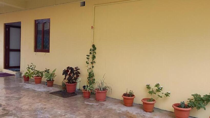 تختخواب و صبحانه Veeras Home Stay