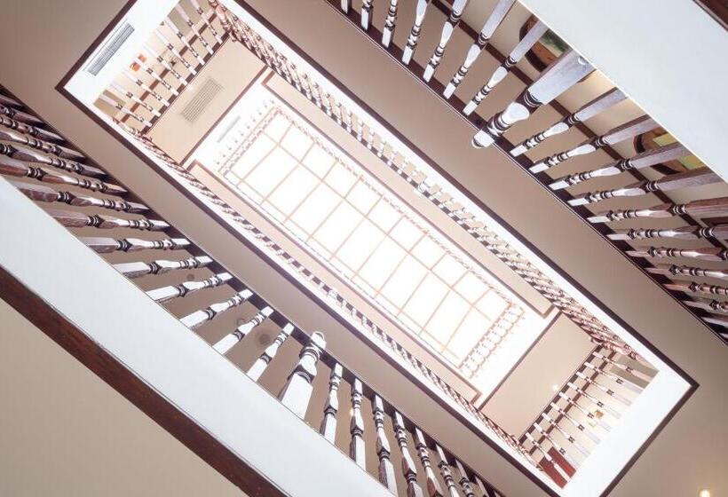 Time Traveller Hotel 15 Minutes Walk To Tian Anmen Square,near Forbidden City ,chairman Mao Memori