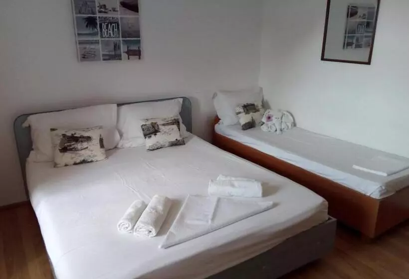 تختخواب و صبحانه Pensiunea Casa Johnelly