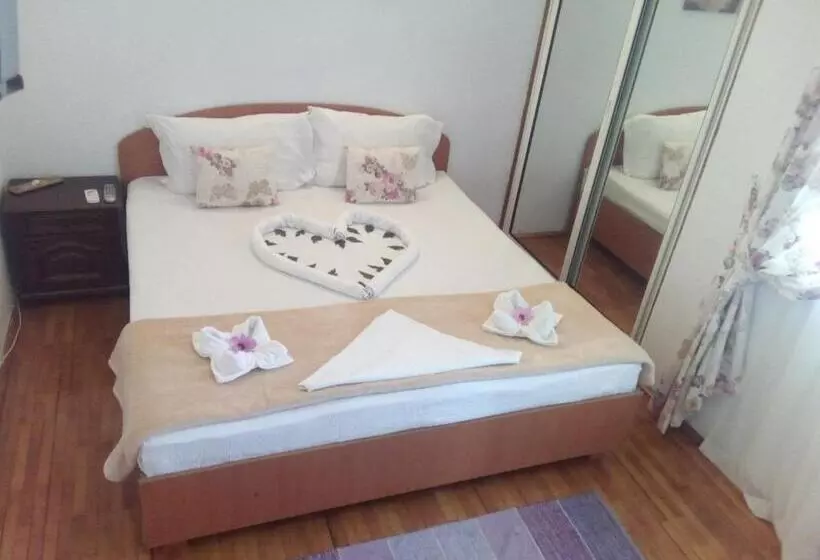 تختخواب و صبحانه Pensiunea Casa Johnelly
