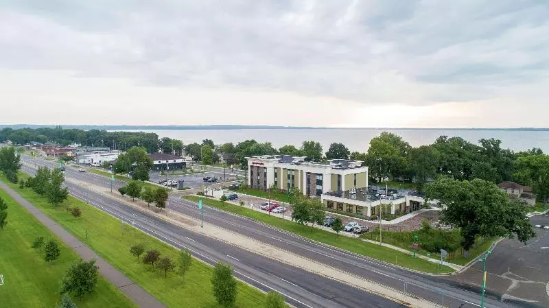 ホテル Hampton Inn Spicer Green Lake