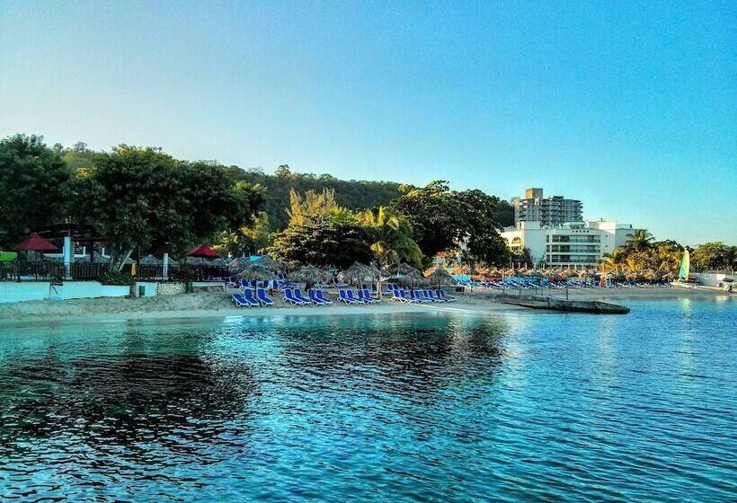 هتل Grand Decameron Cornwall Beach, A Trademark All Inclusive Resort