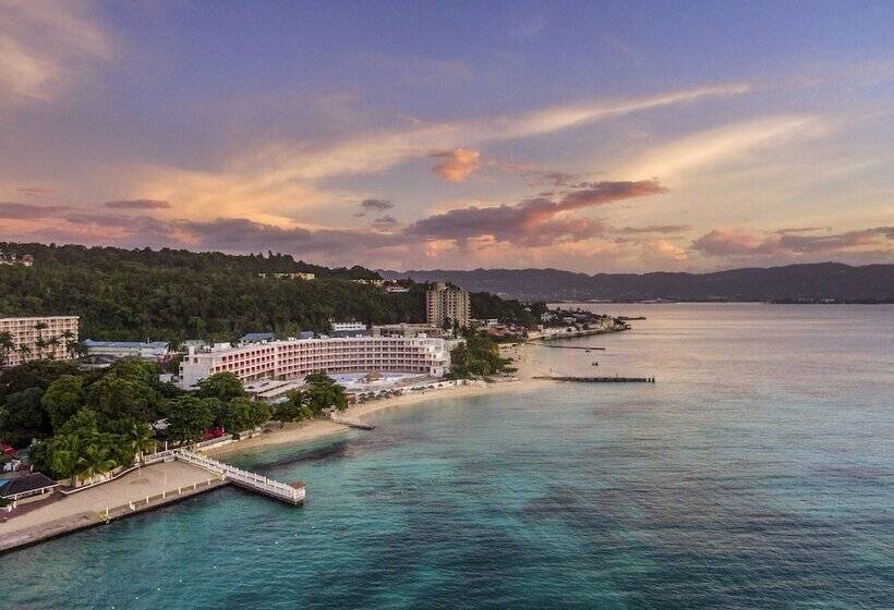 هتل Grand Decameron Cornwall Beach, A Trademark All Inclusive Resort