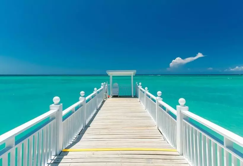 هتل Grand Decameron Cornwall Beach, A Trademark All Inclusive Resort