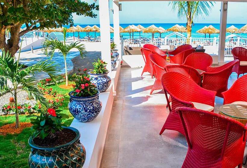 هتل Grand Decameron Cornwall Beach, A Trademark All Inclusive Resort