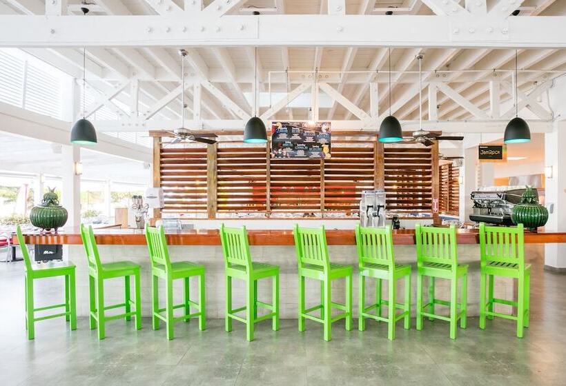 هتل Grand Decameron Cornwall Beach, A Trademark All Inclusive Resort