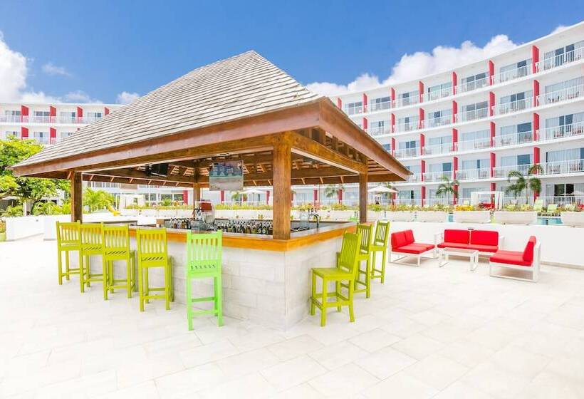 هتل Grand Decameron Cornwall Beach, A Trademark All Inclusive Resort