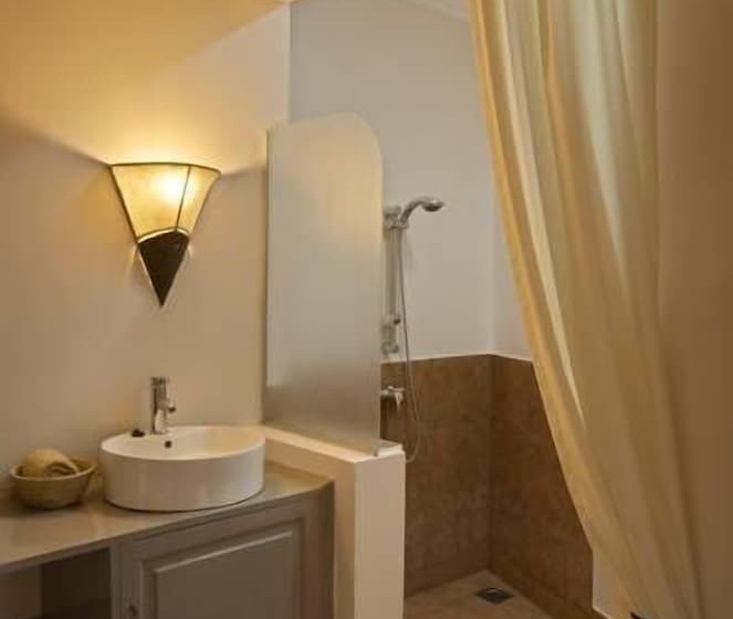 Отель Ahadi Lodge