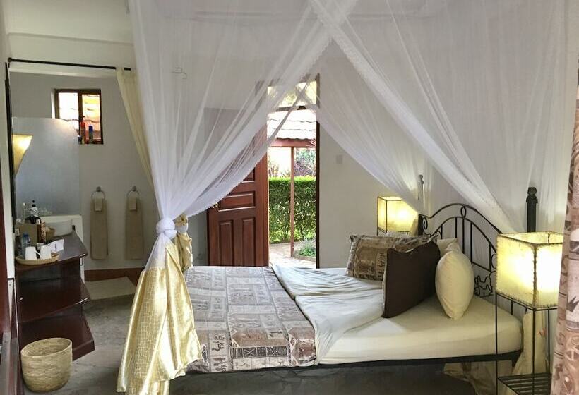 Отель Ahadi Lodge