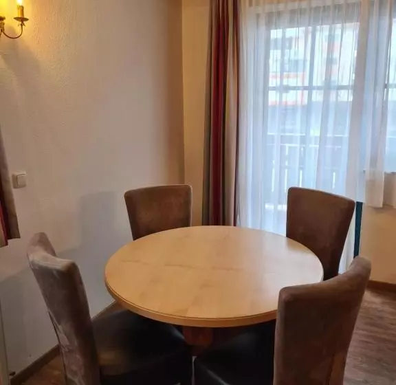 هتل Boutique House Happyellow Saalbach