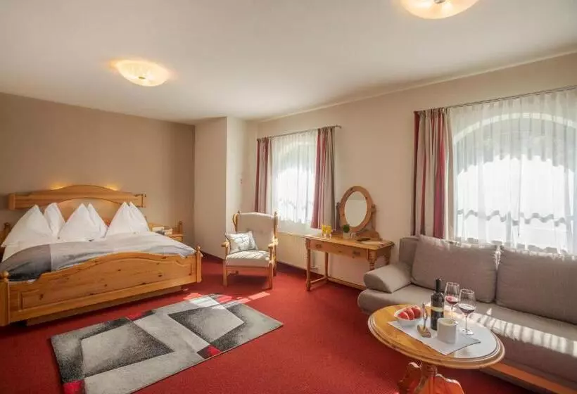 هتل Boutique House Happyellow Saalbach