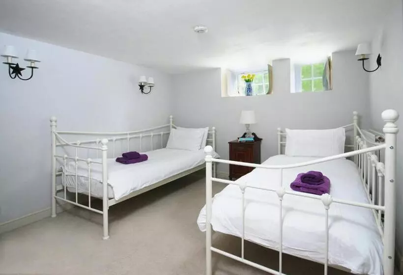 The New School Rooms Beautiful, Georgian Apartment With Private Heated Pool And Hot Tub Sleeps 12