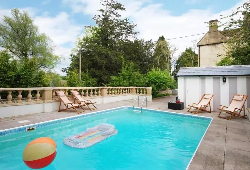 The New School Rooms Beautiful, Georgian Apartment With Private Heated Pool And Hot Tub Sleeps 12
