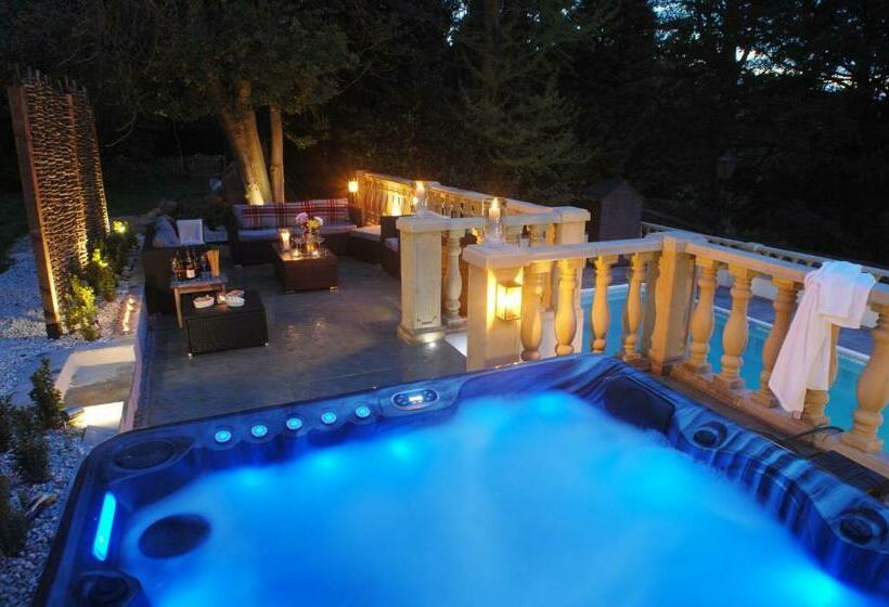 The New School Rooms   Beautiful, Georgian Apartment With Private Heated Pool And Hot Tub Sleeps 12