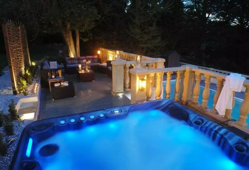 The New School Rooms Beautiful, Georgian Apartment With Private Heated Pool And Hot Tub Sleeps 12