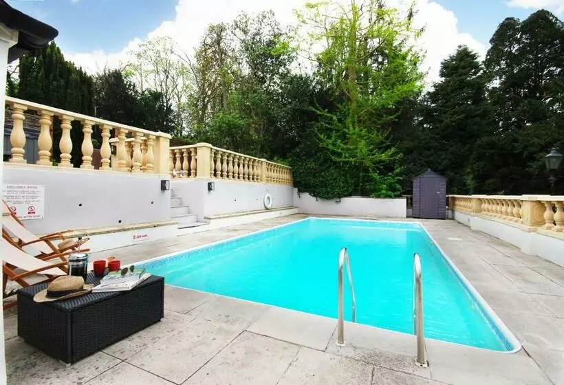 The New School Rooms Beautiful, Georgian Apartment With Private Heated Pool And Hot Tub Sleeps 12